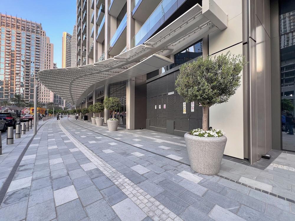 إطلالة العمر - شقة فاخرة  للمعيشة مع عرض كامل لبرج خليفة والنافورة المنطقة الخارجية