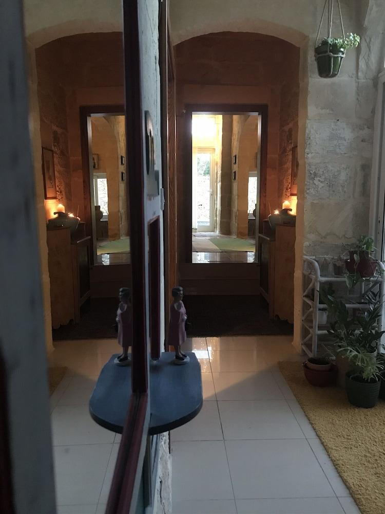 دار إل-هينا أورجاني بي آند بي الفندق من الداخل