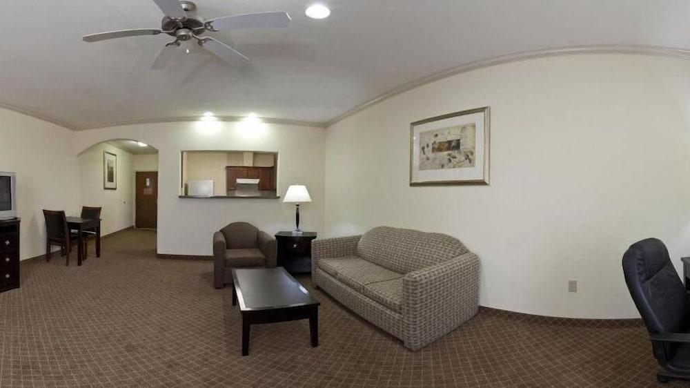 هوليداي إن إكسبرس هوتل آند سويتس لا بورت، آن آي آيتش جي هوتل غرفة معيشة