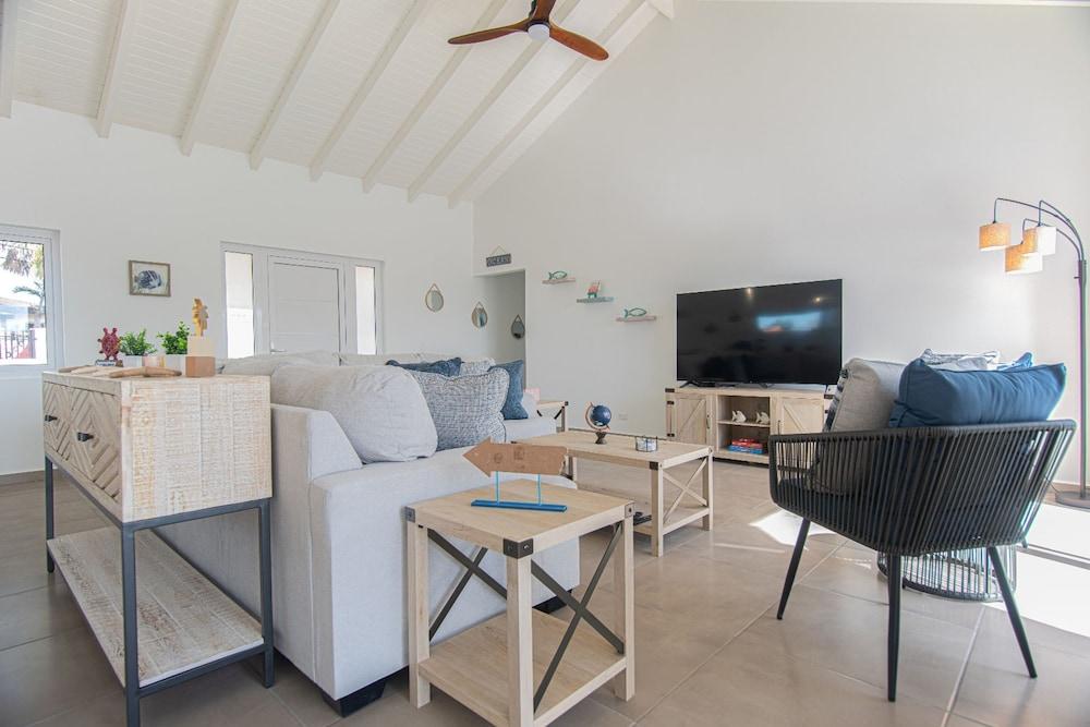 Breathtaking Prvt 4BR Pool Villa 5 Min to Beach Room