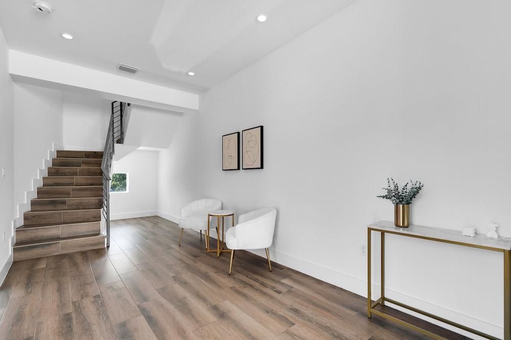 كازا فيكو بيانكو مودرن بريكيل تاون هاوس وذ برايفت بول منطقة الجلوس في الردهة