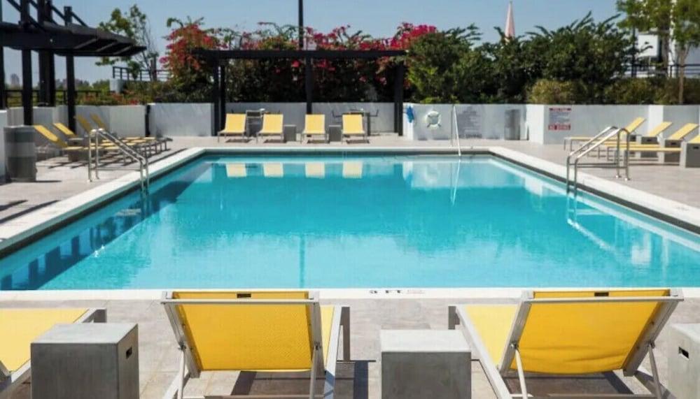 نيو 3 بد روم 2 باث ن إون ذا ليتل هافانا حمام سباحة مغطى