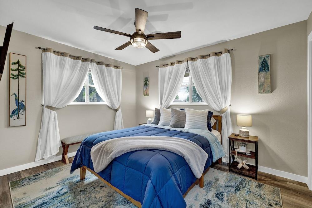 منزل رائعة في واحة خلابة بحوض استحمام ساخن وموقد - على بعد ميل واحد من وسط المدينة غرفة