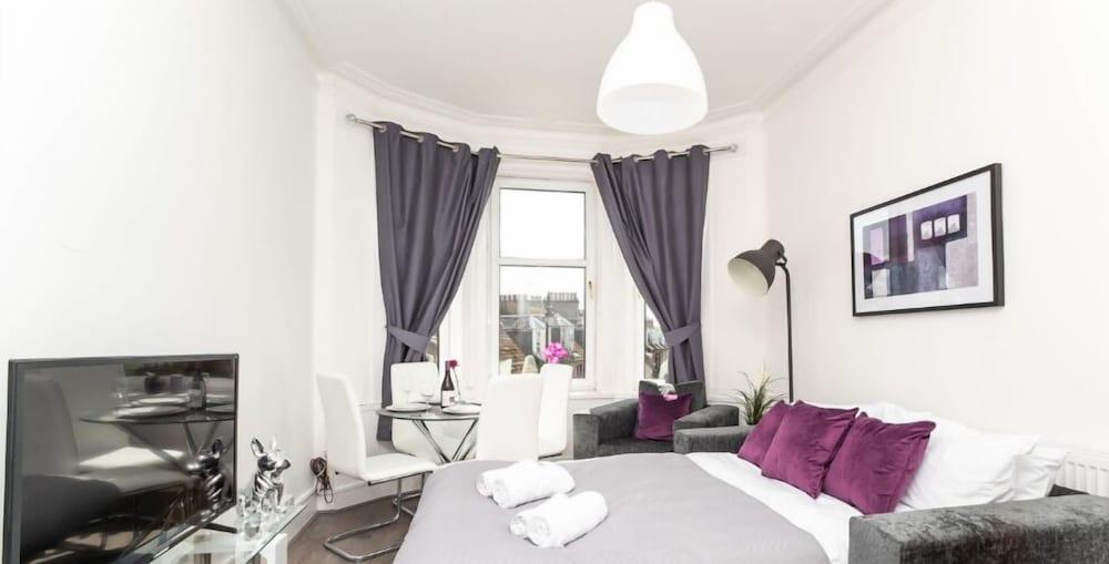 شقة مكونة من غرفة نوم واحدة من كلاس ليفينج سيرفيسد أكوموداشن رازرجلين - شقة كروس ياردس مزودة بشبكة واي فاي ومكان لانتظار السيارات داخلي