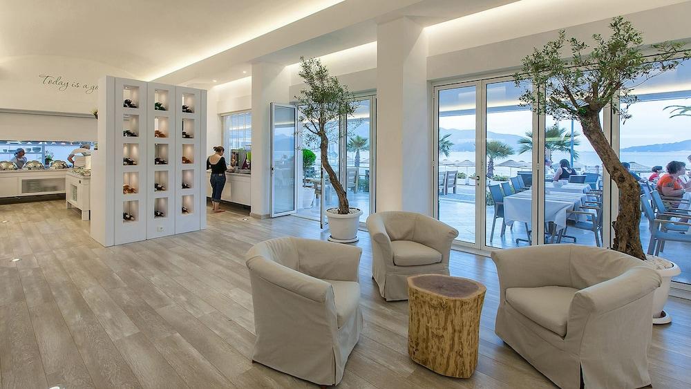 ذا بيتش فرونت هوتل آدلتس أونلي 16 بلس الردهة