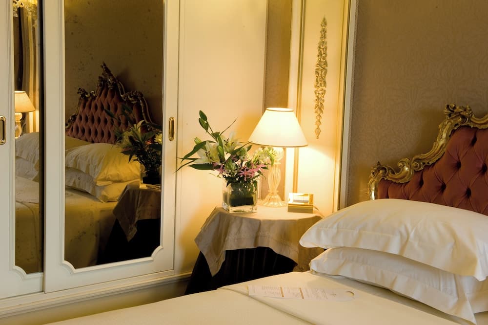 Ca' Sagredo Room