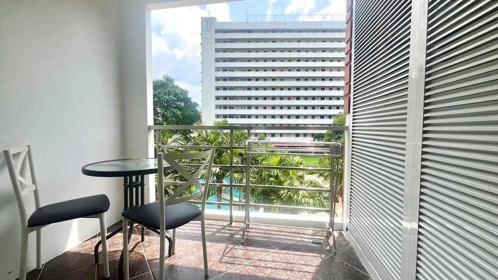 6-30 - 1 Bdr Condo With Balcony and Shared Pool Property Grounds