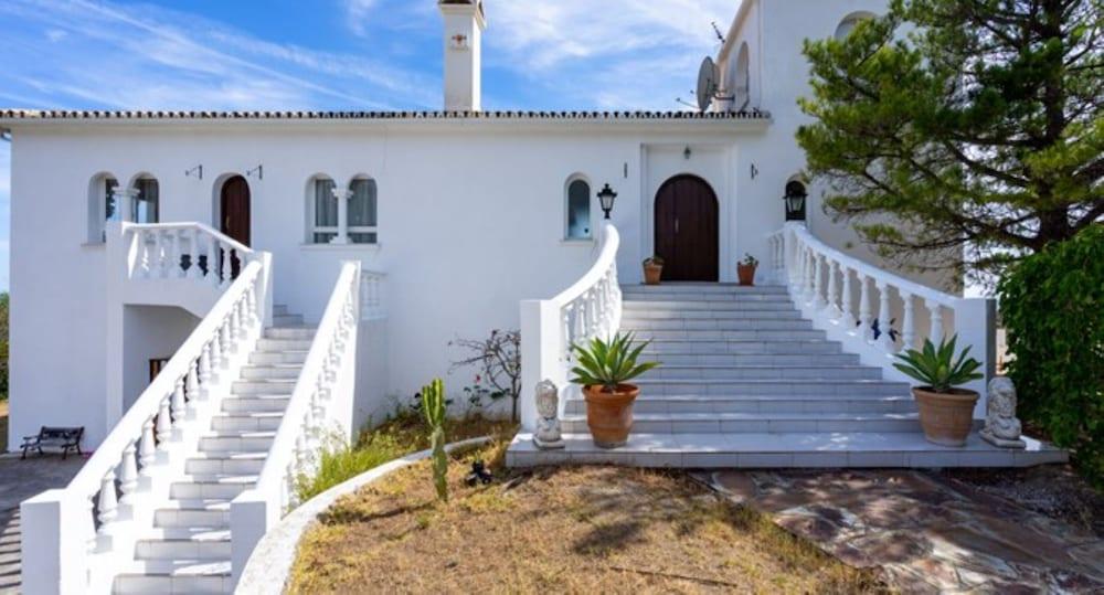 فيلا - 4 بدرومز ويذ بول، ويفي آند سي فيوز - 107886 المنطقة الخارجية