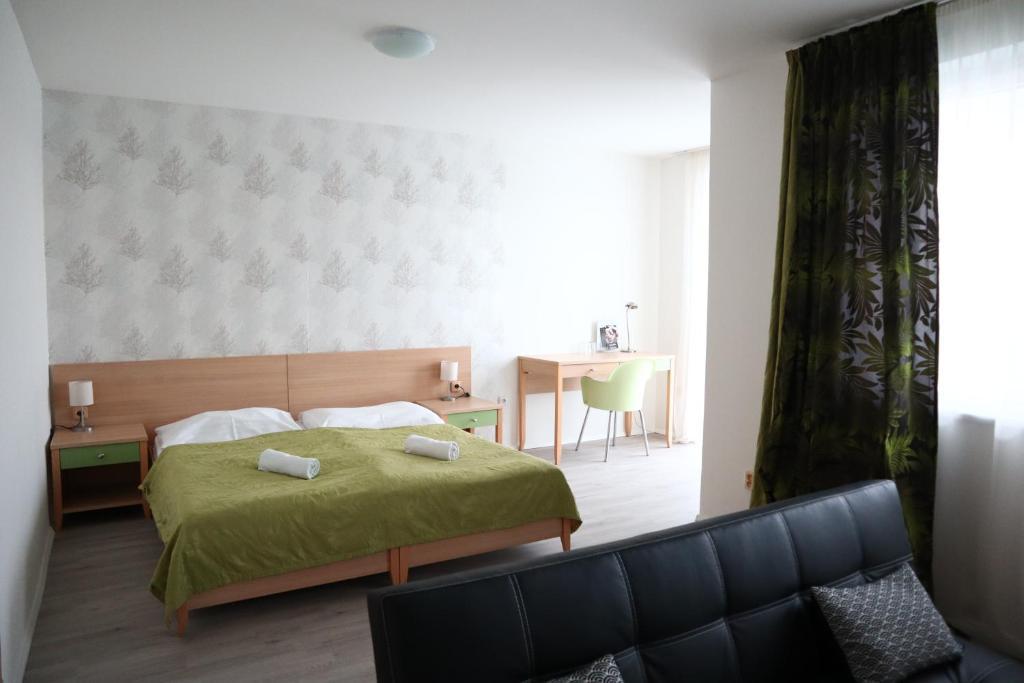 هوتيل أند بارك ديفوكا فودا أخرى