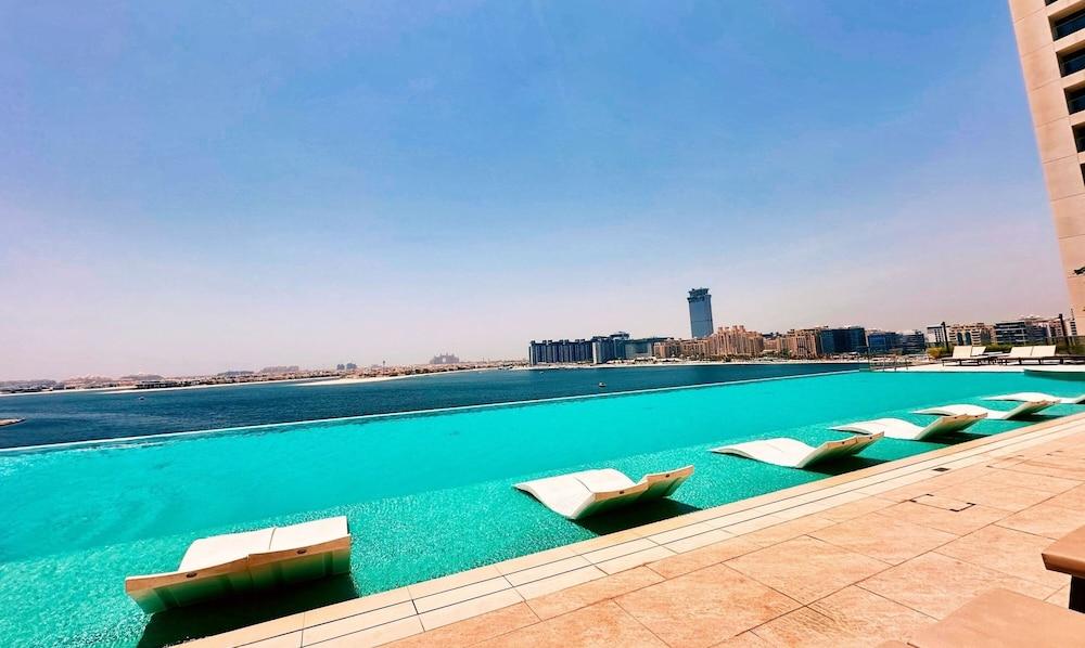 شقة عصرية بغرفة نوم بإطلالة على دبي مارينا غرفة