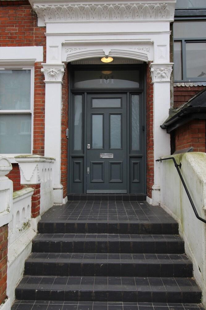 بارونز كورت كوينز كلوب باي فيريديان أبارتمنتس المنطقة الخارجية