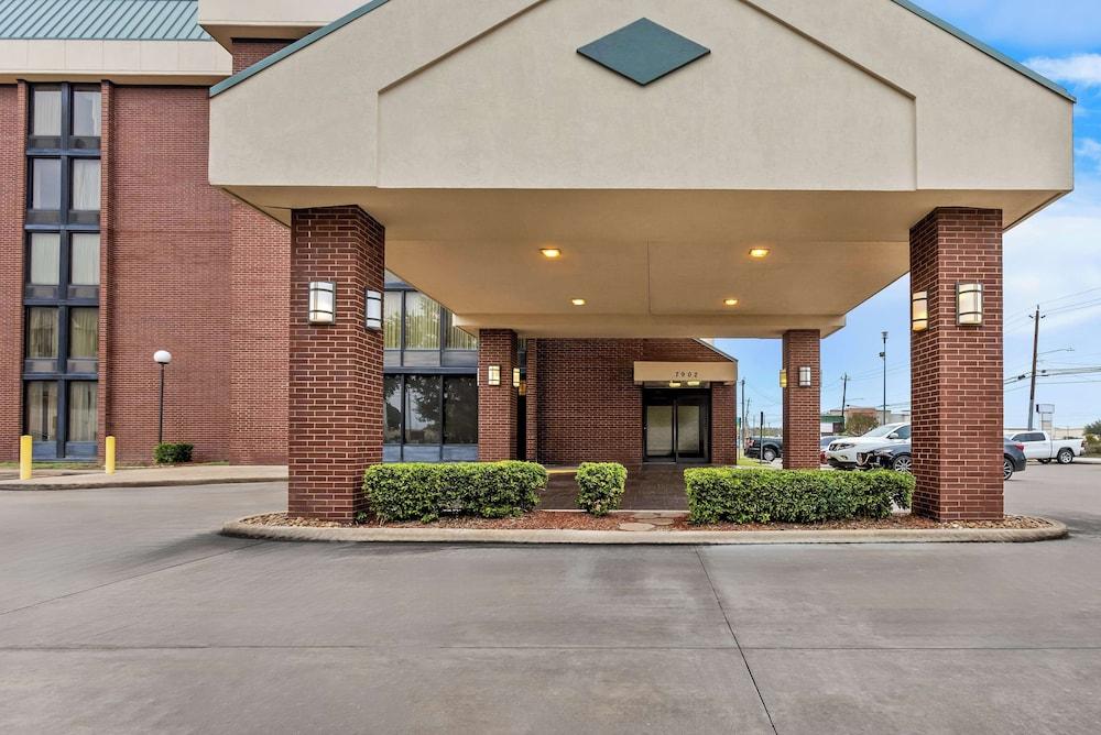 سونستا إسينشال في هيوستن، مطار ويليام بي هوبي المنطقة الخارجية