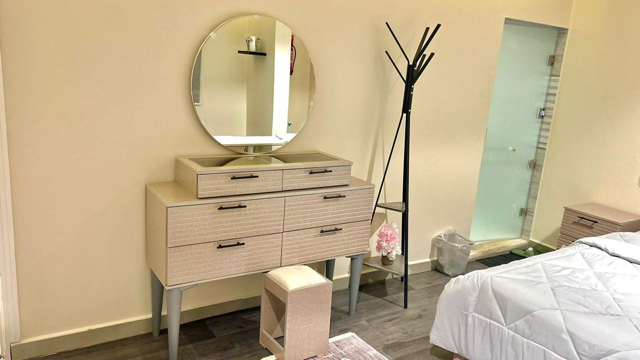 Elegant Studio with Comfortable and Simple Furniture | 5735 Bedroom