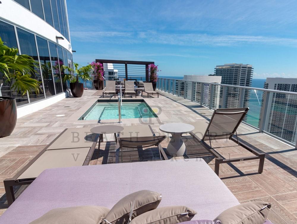 هايد بيتش هاوس ريزورت رينتال حمام سباحة على السطح