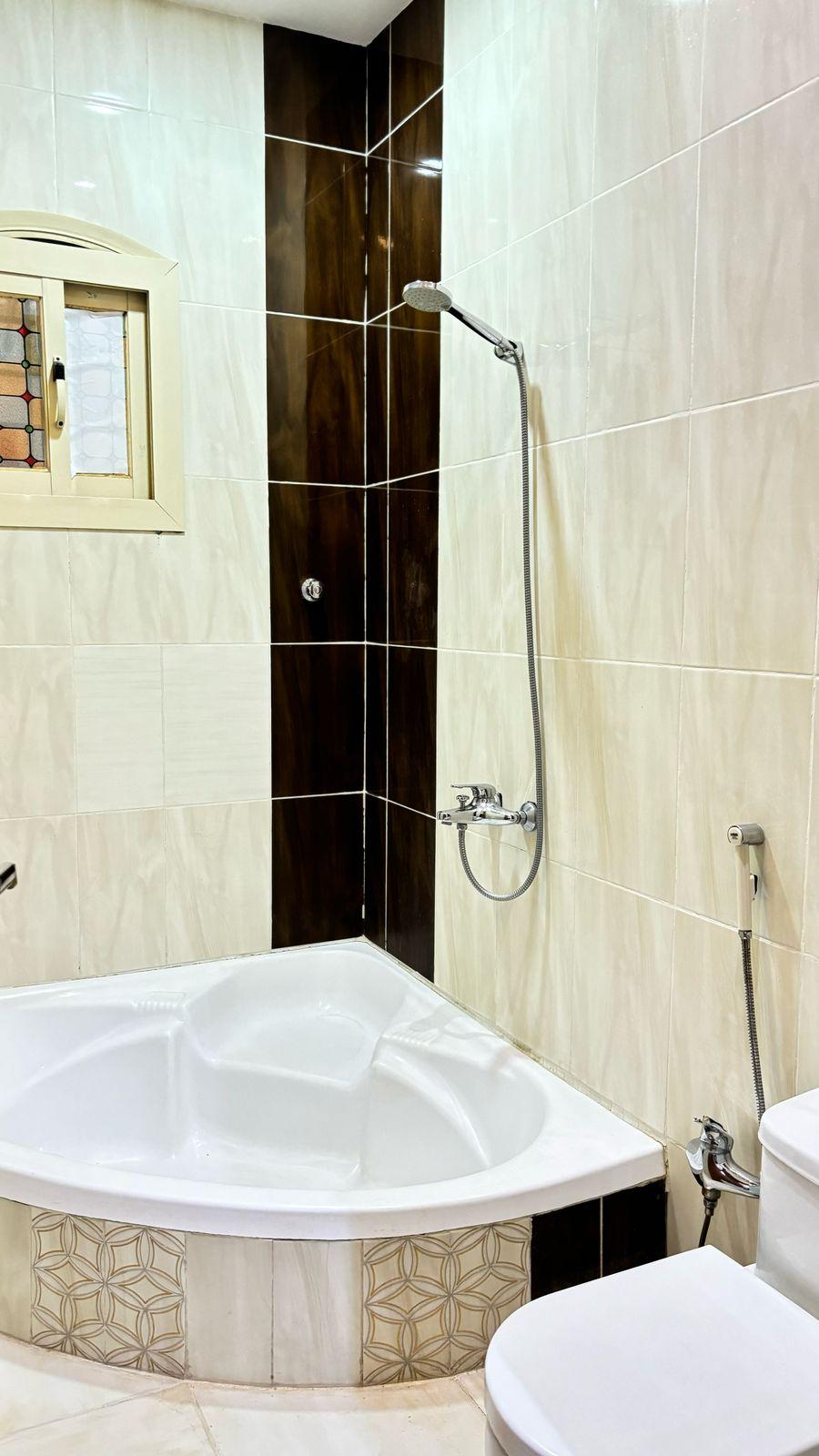 Apartment with Three Bedrooms | 5733 Bathroom