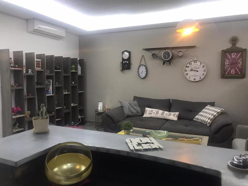 مسكن رائع لقضاء العطلات في ضبية، يتميز بموقع مميز بين مركز لو مول التجاري وإيه بي سي غرفة معيشة