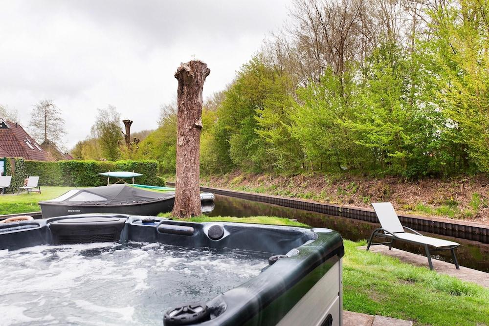 بنجالو إن فريسلاند ويذ برايفت سبا آند سلوب