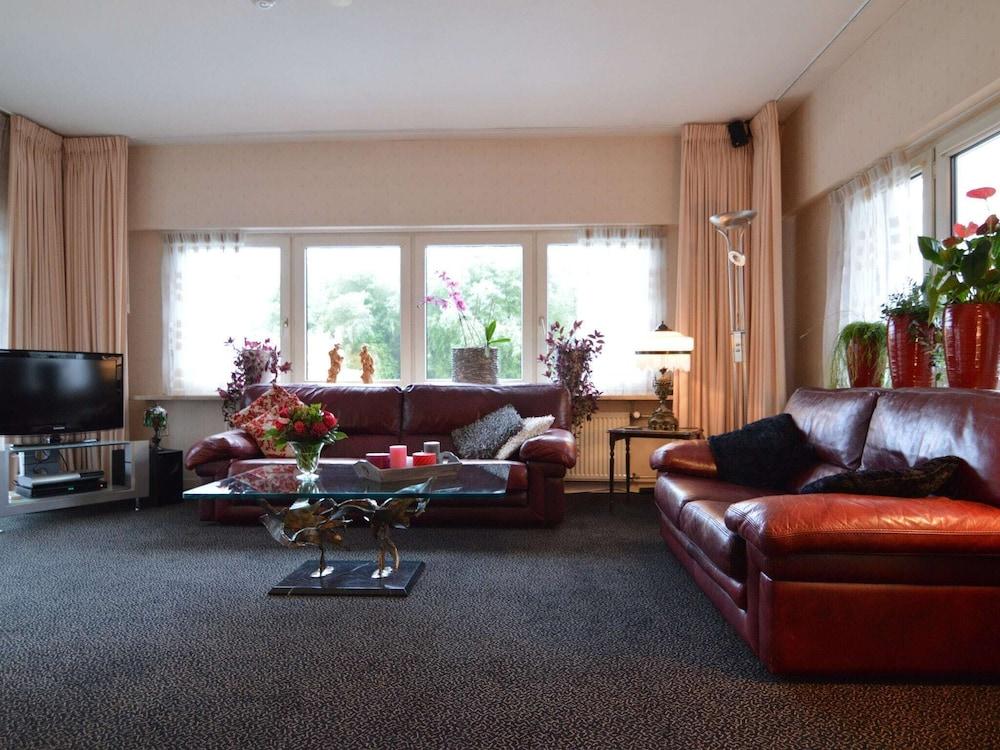 لاكوريوس مانشين إن دي تايك ويذ هوت توب غرفة معيشة