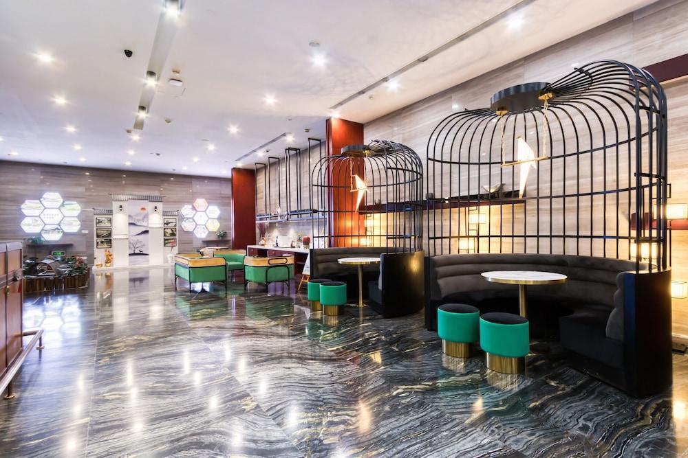 ميتروبلو شاوشينج كيكياو واندا سكوار داخلي