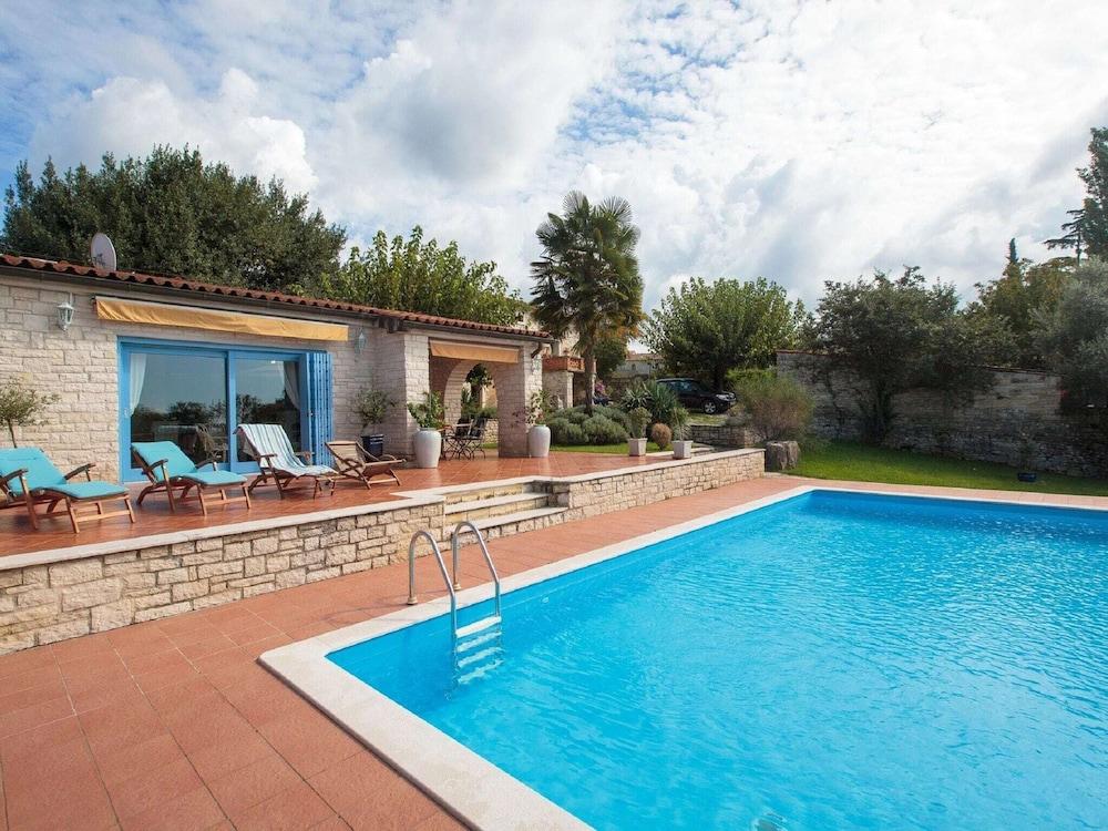 فيلا ويذ بيرفيكت سن ديك أوفرلوكينج ذا بول إن ذا هارت أوف إستريا الصورة الأساسية