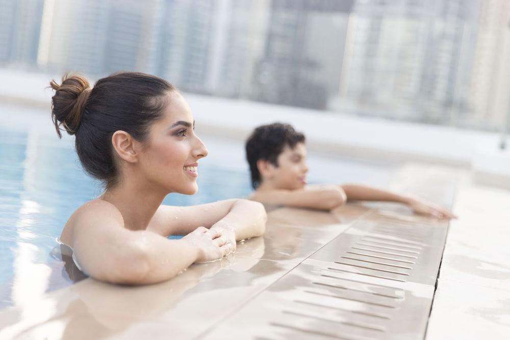 لا فيردا دبي مارينا للأجنحة والفلل حمام سباحة مكشوف