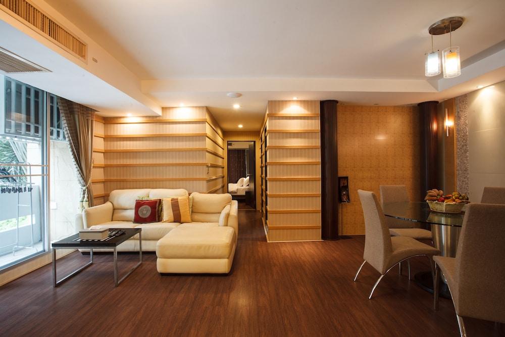 2B - 2 Bedrooms and 2 Bathrooms Located Downtown Apartment With Shared Pool Interior