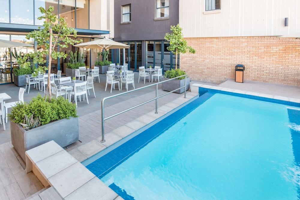 تاون لودج ويندهوك حمام سباحة مكشوف