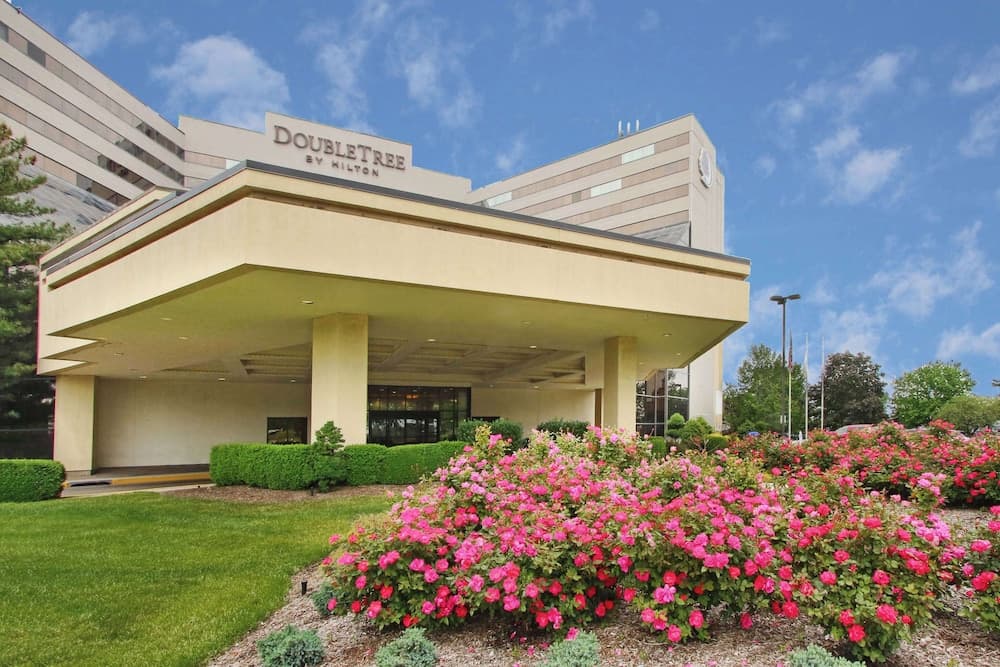 DoubleTree by Hilton Hotel Newark Airport Exterior