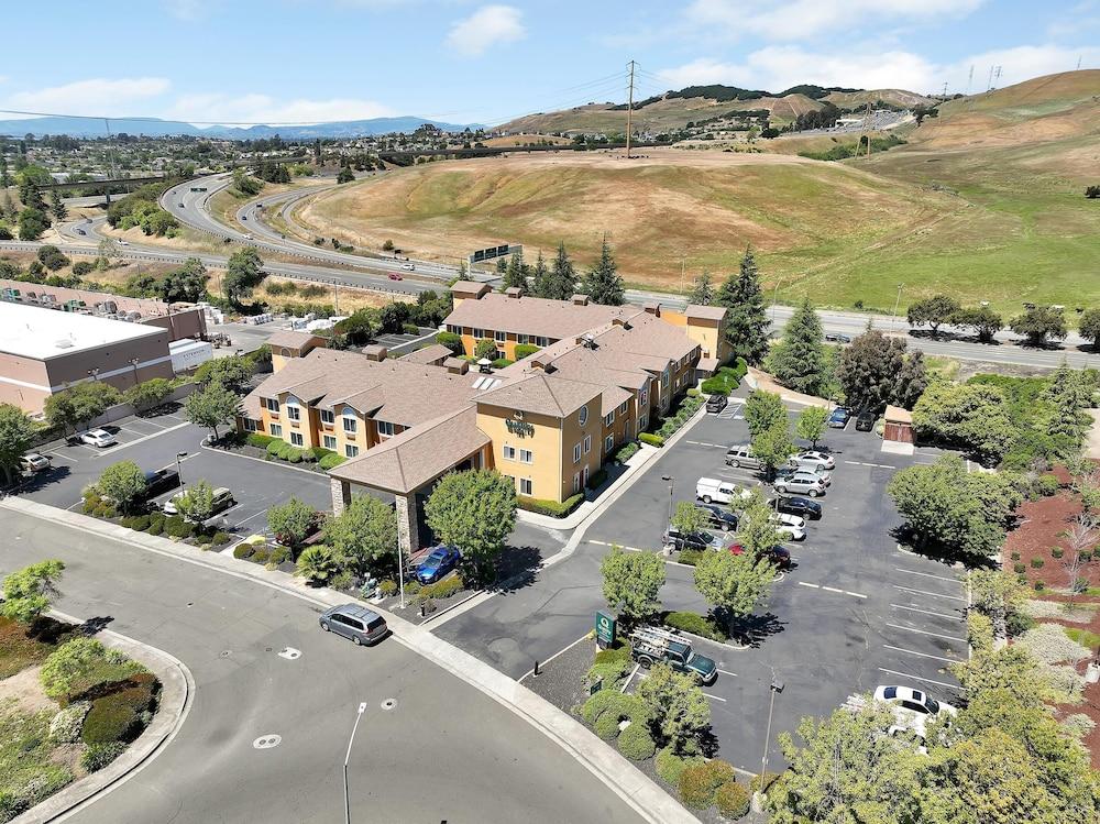 كواليتي إن نير سيكس فلاجز ديسكفري كينجدوم - نابا فالي المنطقة الخارجية