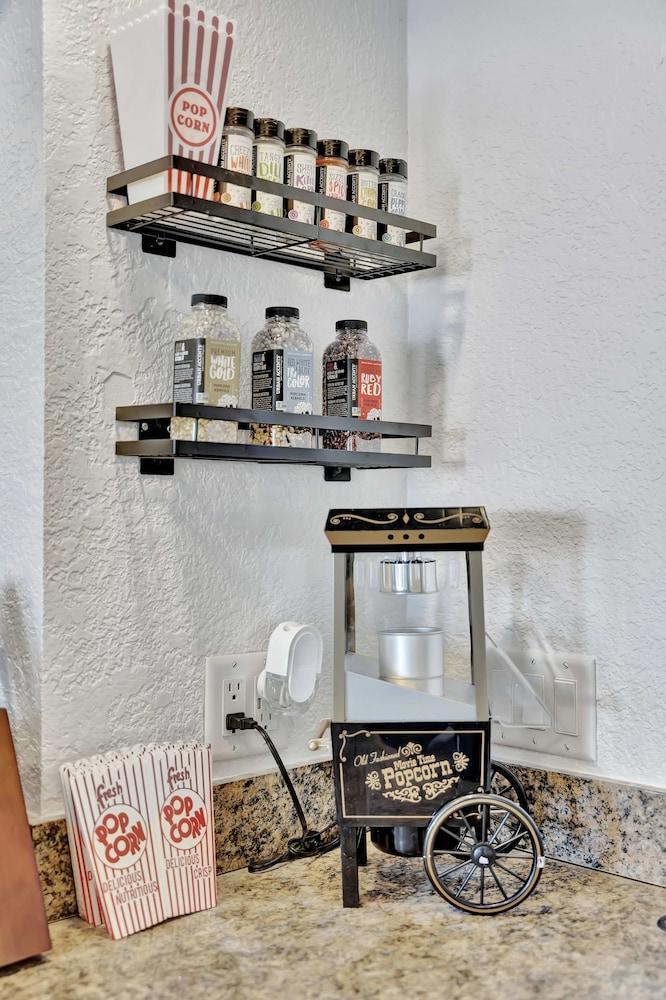 ذا هيمينجوا ويكبيوداي اروبيكال إليجانس أون ذا ووتر غرفة