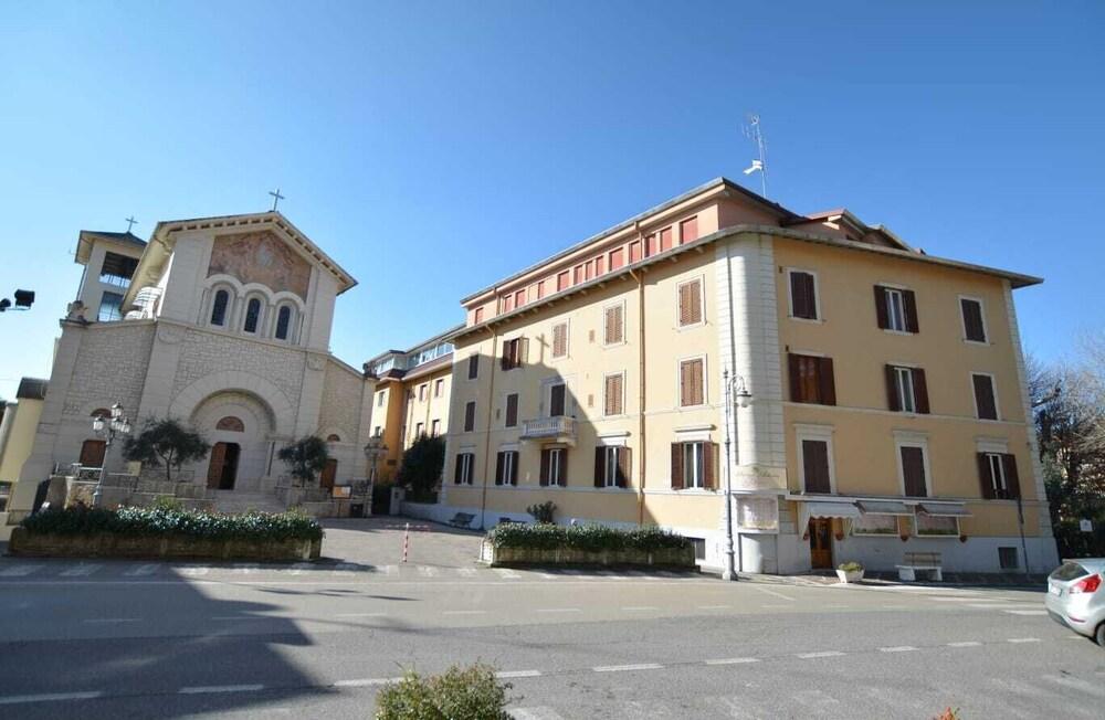 أستوريا هوتل أند نينفيا سبا المنطقة الخارجية