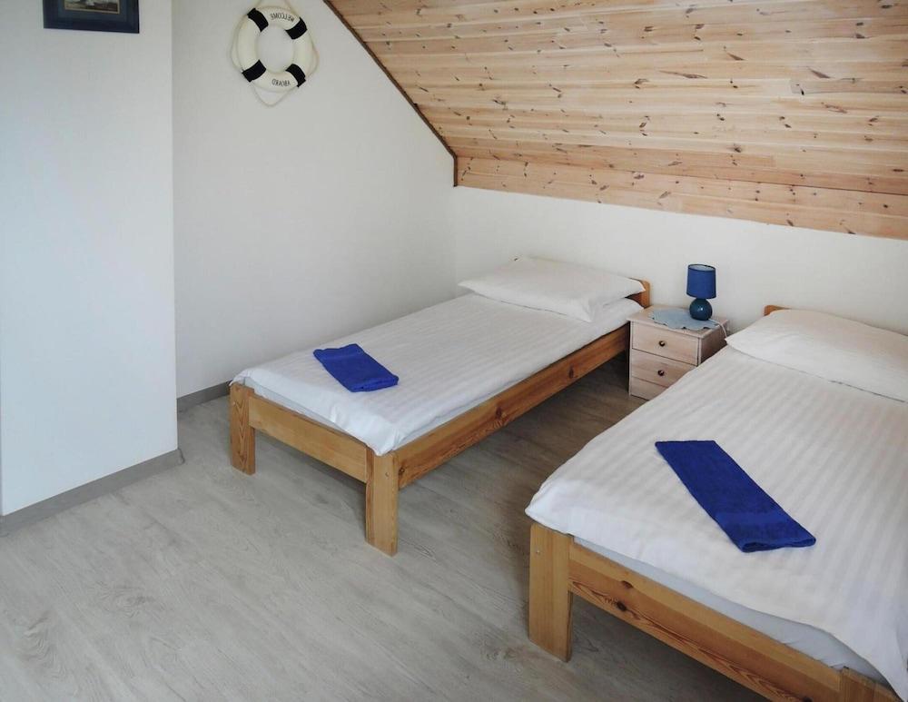 فيلا إن تروسشين باي ليك ويذ ناتورال بيتش غرفة