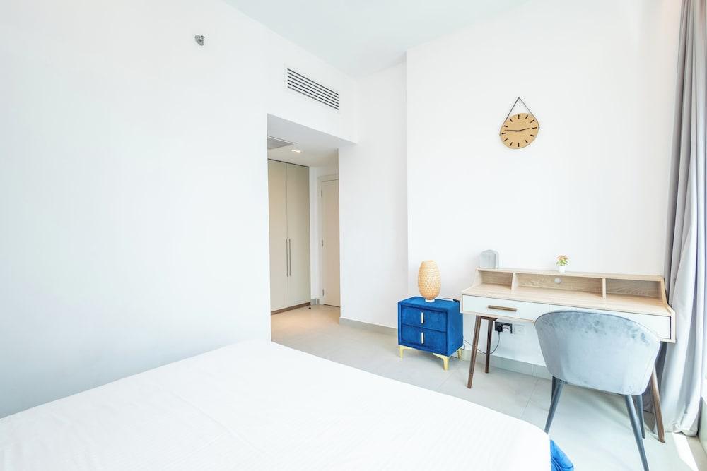SuperHost - Exclusive 25th Floor Retreat with Marina Views Room