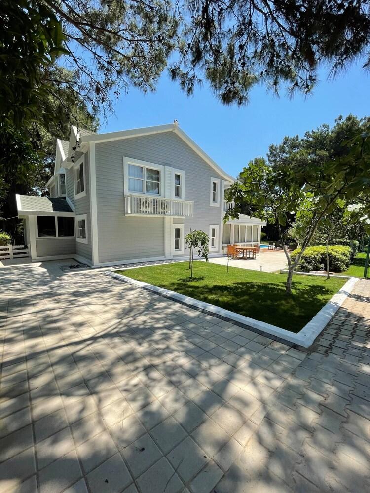 فيري سبيشال فيلا، 6 آند 3 جريت فور فاميلي ريونيونز المنطقة الخارجية