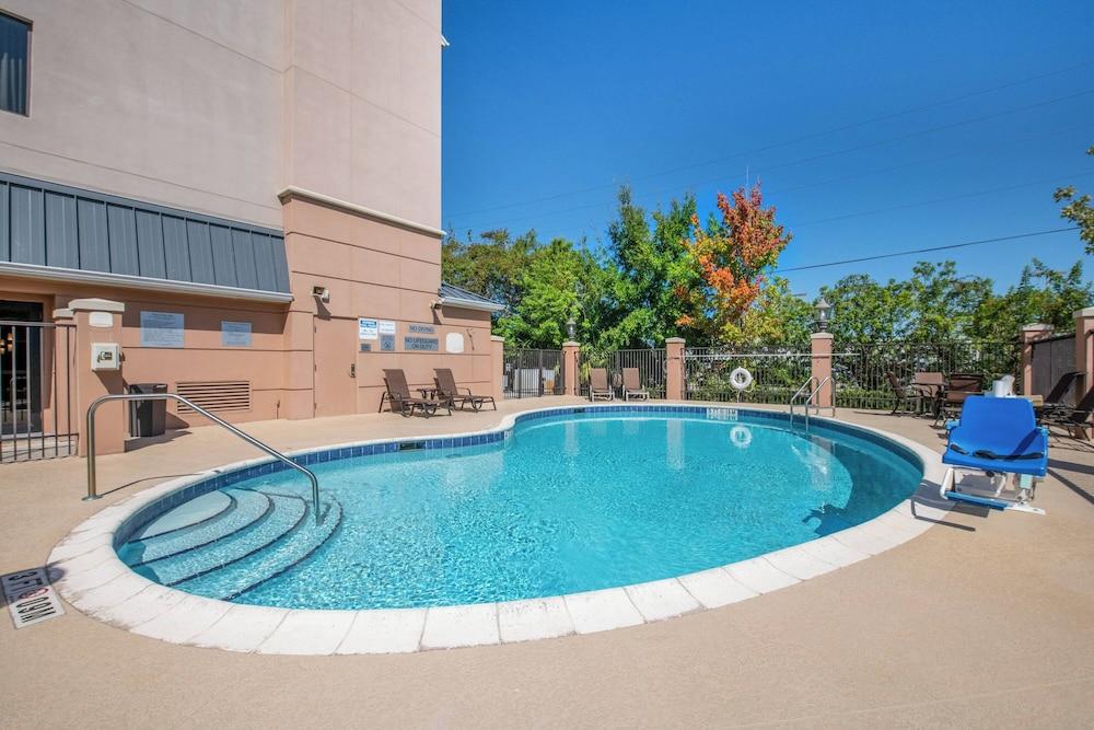 فيرفيلد إن آند سويتس هوليداي تاربون س... زحليقة مائية