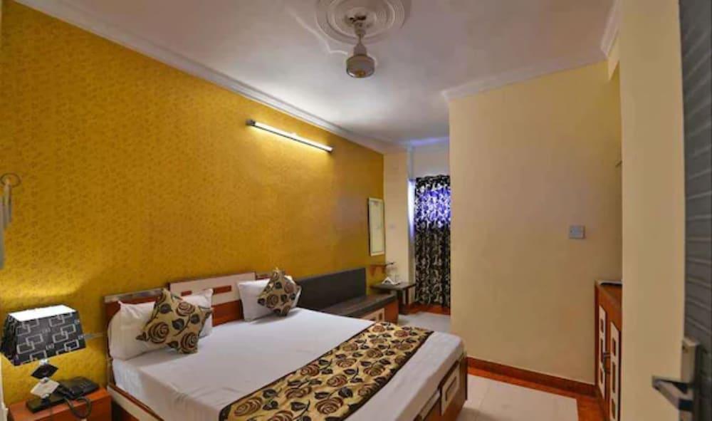 Goroomgo Revoli Amritsar Room