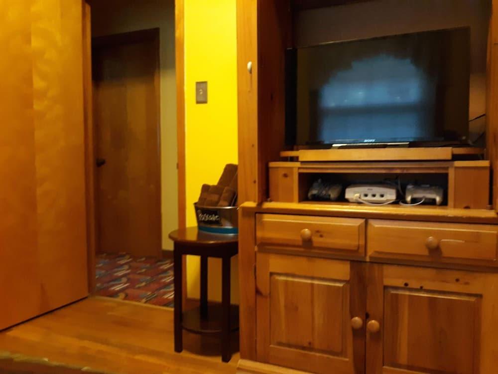 إيه هاوس فول أوف ستيل بولز آند جيمز داخلي