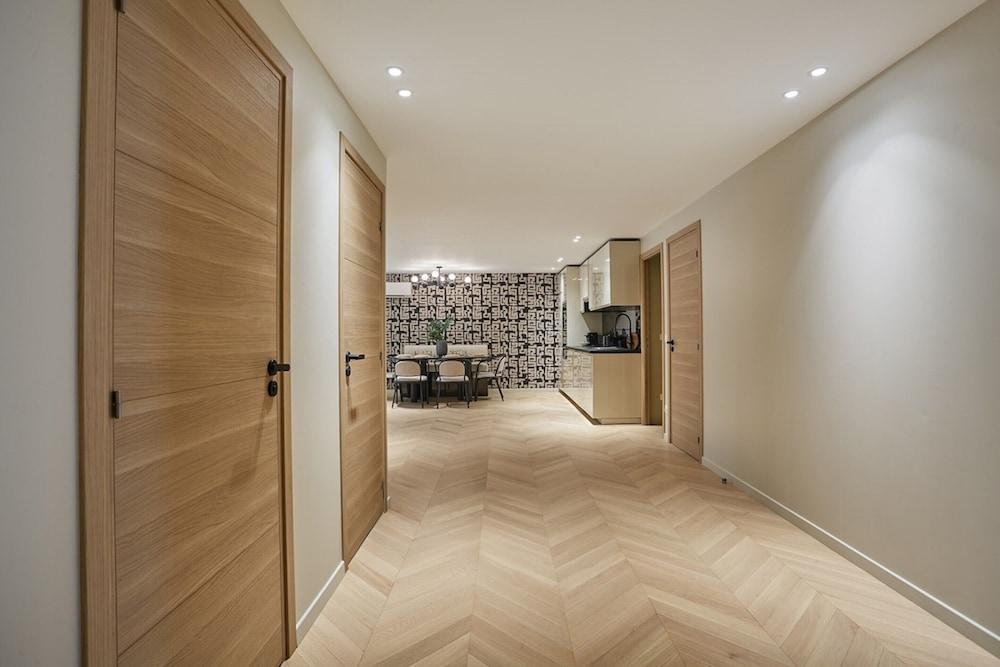 واندرفول آند نيو أبارت إنفاليدز تور إيفيل داخلي