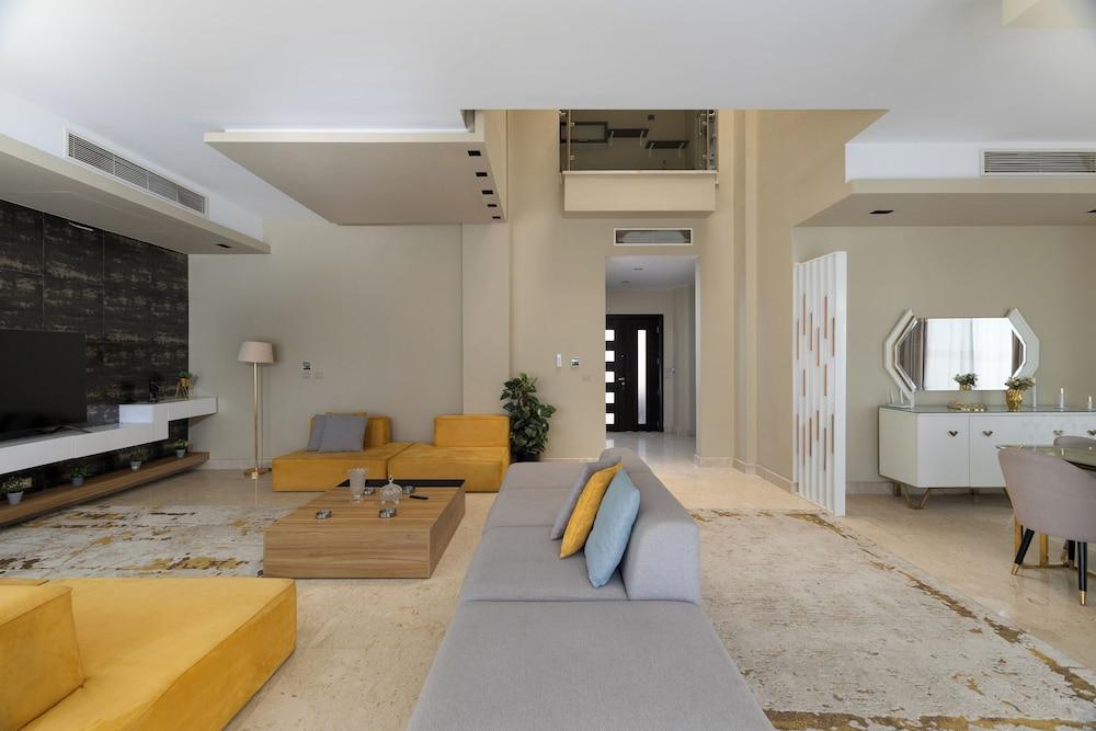 Villa With Private Pool In Beverly Hills Featured Image