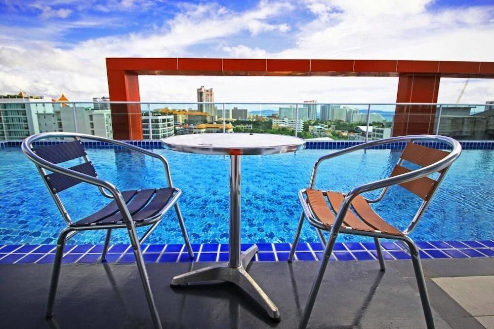 آرت أون ذا هيل باي بي إس آر إيجا حمام سباحة على السطح