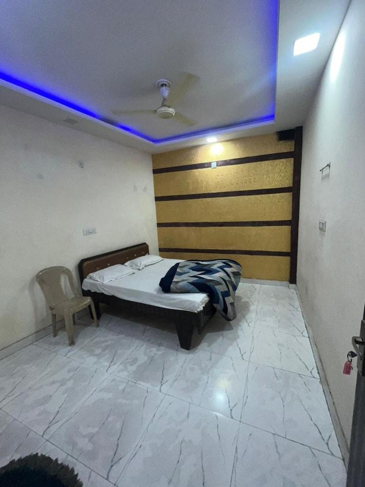 Goroomgo shri Ganpati Guest house Room