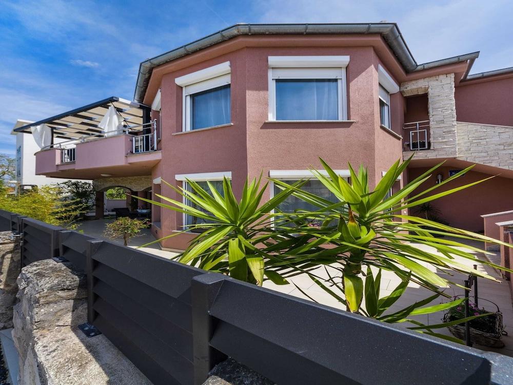 لاكوريوس فيلا إن دالماتيا نير سي المنطقة الخارجية