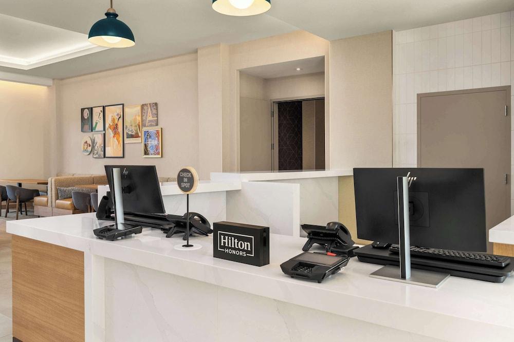 هوم وود سويتس باي هيلتون نورث لاس فيجاس سبيدواي منطقة الاستقبال