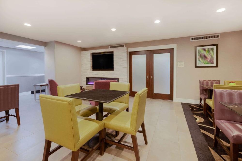 لا كينتا إن آند سويتس باي ويندام ديترويت أوتيكا الردهة