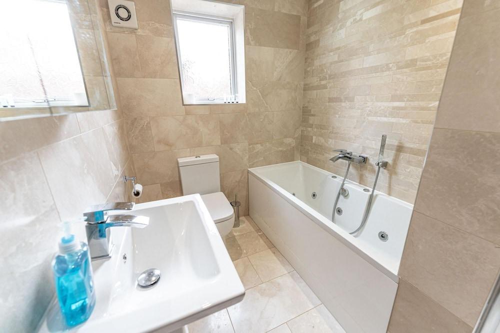 سبيشيوس 3 بد روم هاوس 10 مينس تو بيرمينغهام سيتي سنتر غرفة