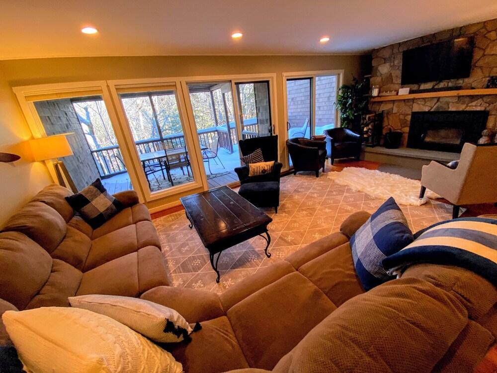 A1 Luxury Bretton Woods Ski-in Ski-out Townhome Next to Beginner ski Area Fast Wifi Keyless Entry Room