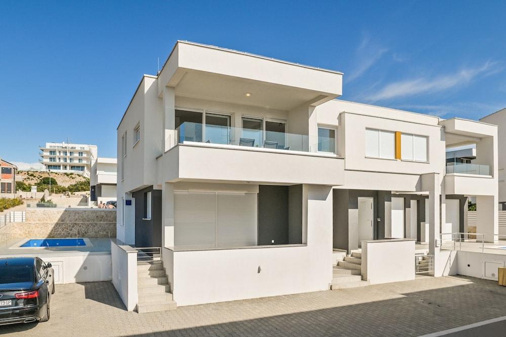 Funtastic C Apartment with Pool and Terrace Exterior