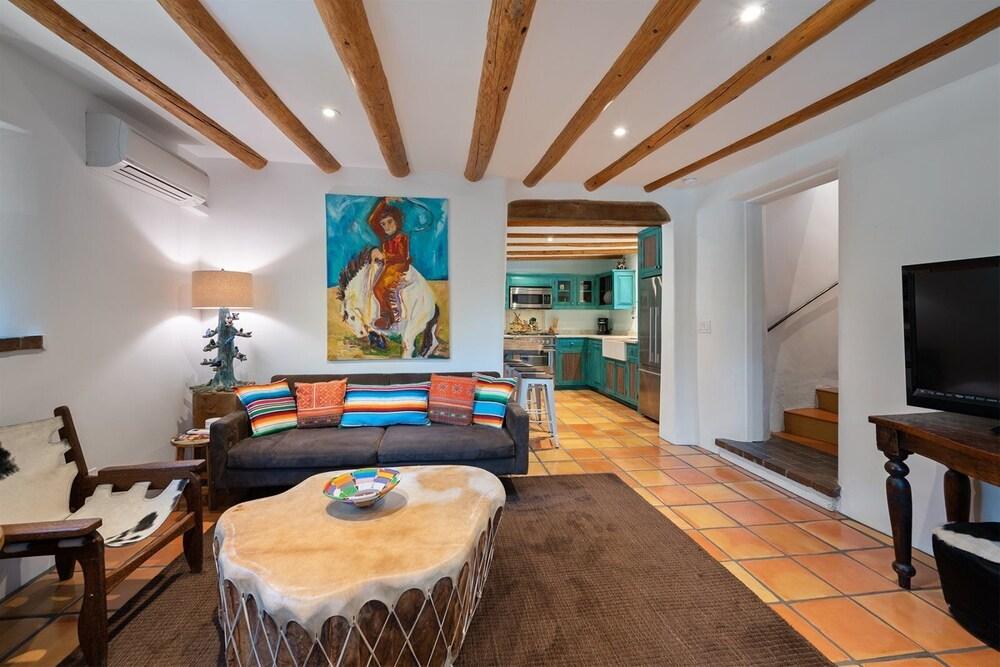 دانسينج هار - كولورفول آند إنفيتينغ تيسوك هوم رايت نيكست تو بيشوبز لودج المنطقة الخارجية