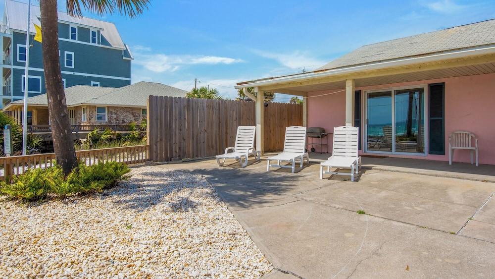 3br/3ba, Steps to Beach, Gulf Views, Free Beach Setup! Property Grounds