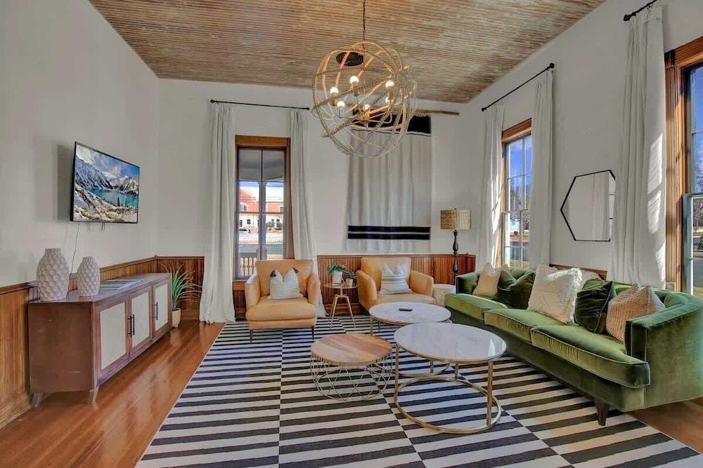 مسكن رائع لقضاء العطلات على بعد بلوك واحد من الشارع الرئيسي بحوض استحمام ساخن وموقد!